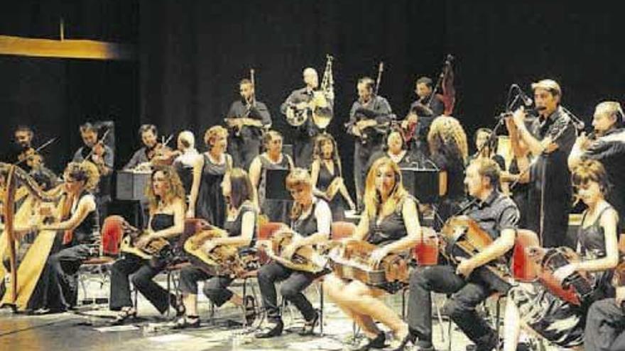 Imaxe dunha actuación da orquestra SondeSeu, coasección de zanfonas en primeiro plano.