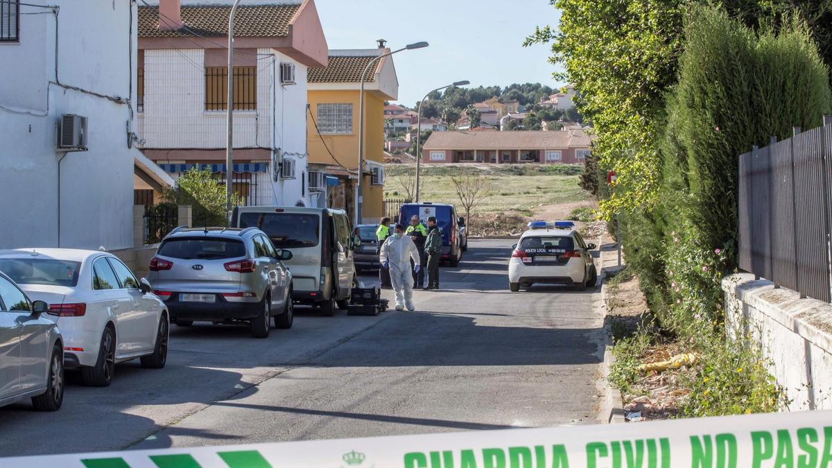 Calle Asturias, en Las Torres, acordonada momentos después del hallazgo de los cuerpos.