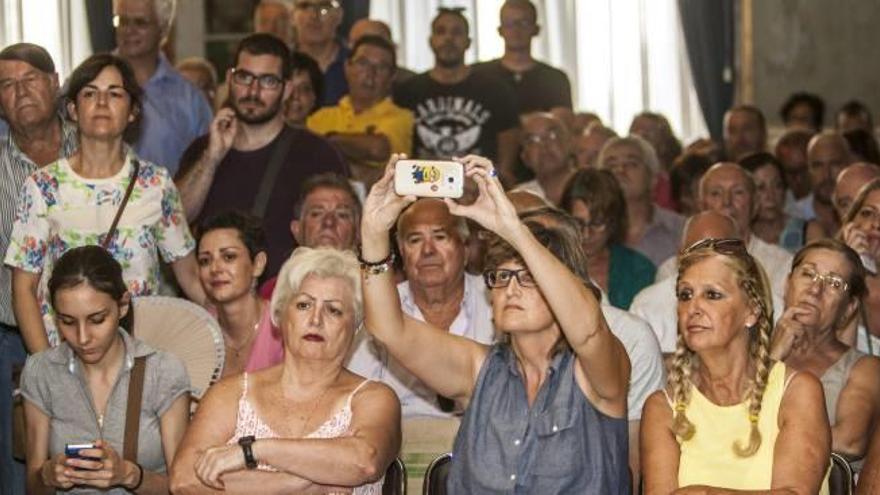 El público llenó el Salón Azul en el primer pleno por la tarde.