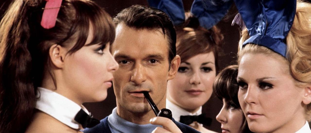 Hugh Hefner, rodeado de 'conejitas'.