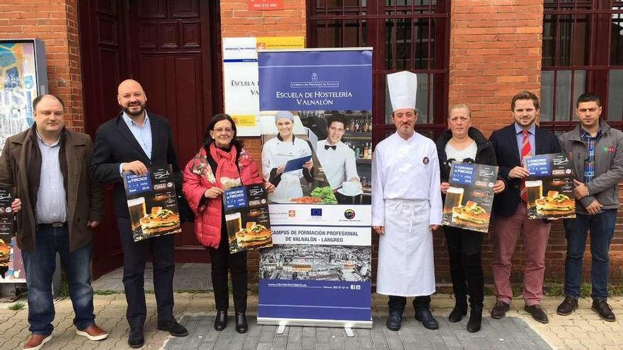 Representantes de la entidades organizadoras, en la presentación del V Concurso de Pinchos de Sama.