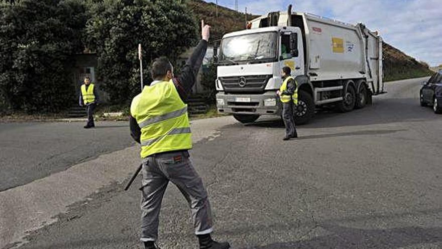Trabajadores de la planta de Nostián impiden entrar a un camión del Consorcio en 2011.
