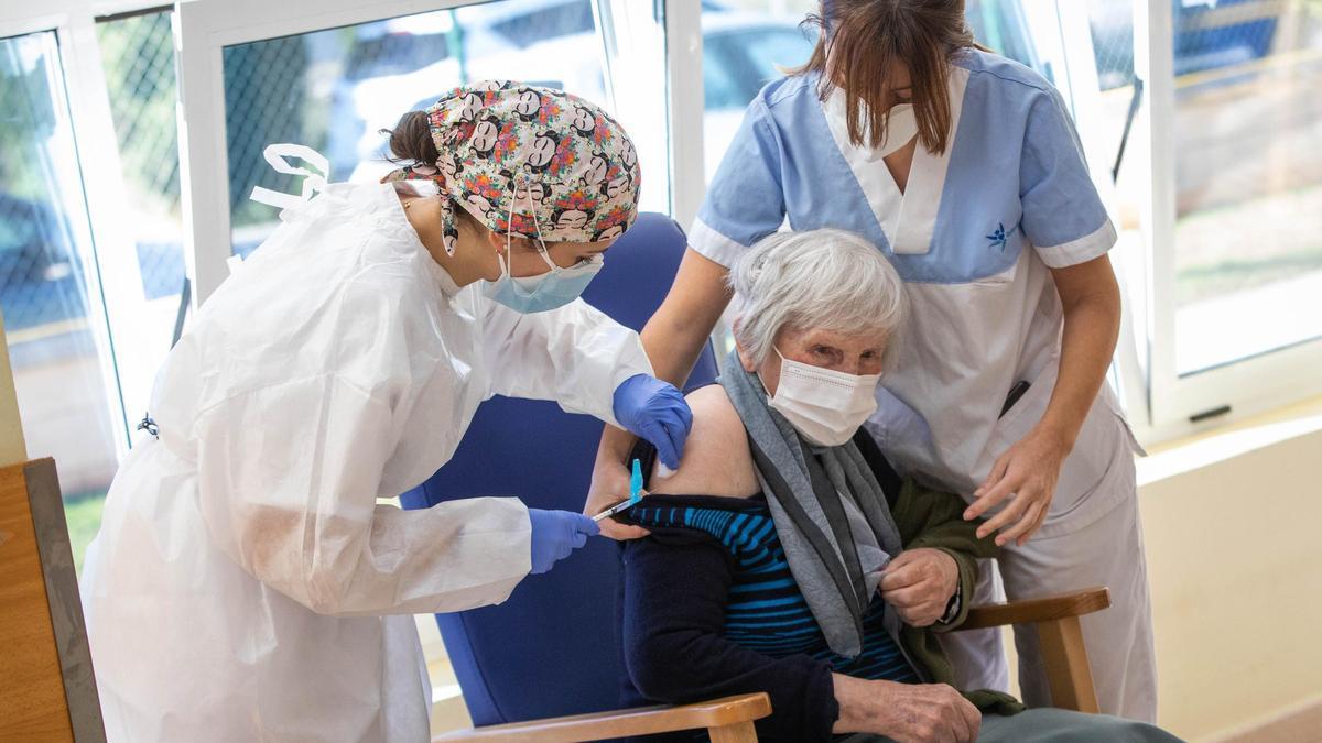 La vacunación contra la covid se centra en la residencias para blindarlas contra la pandemia