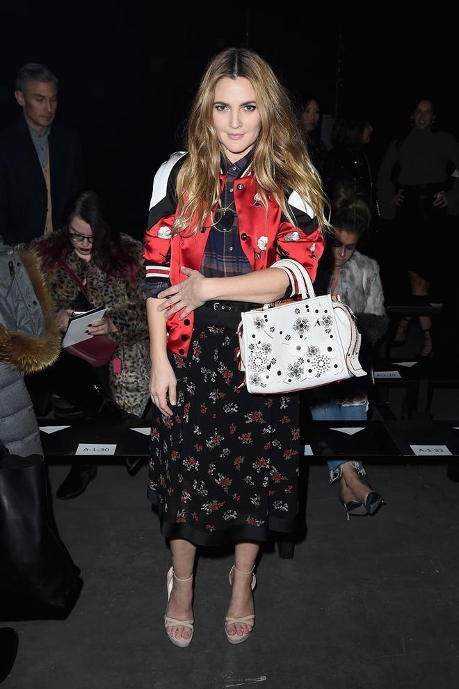 Drew Barrymore con bomber roja y vestido de flores