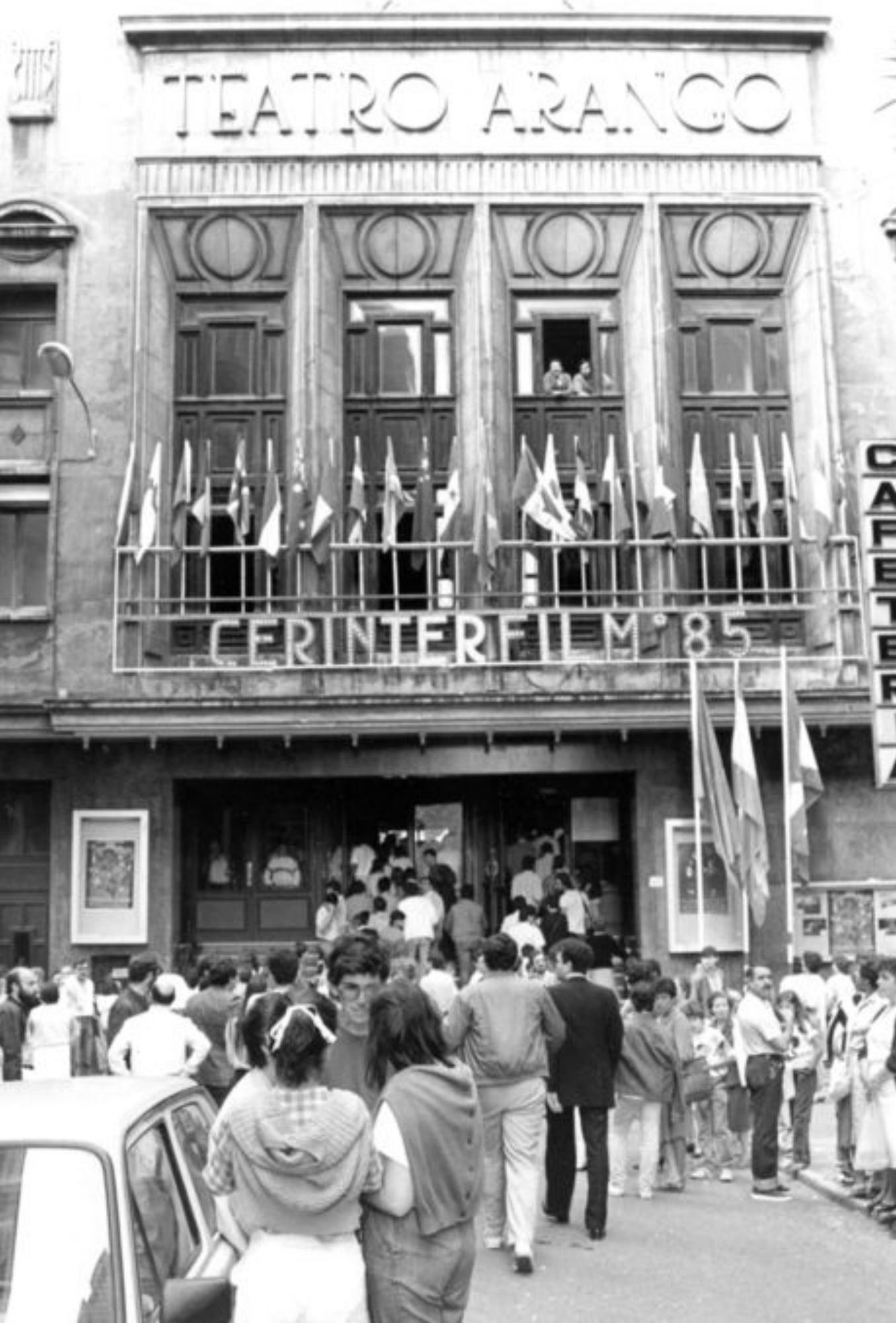 Colas para acceder al teatro Arango, en 1985.