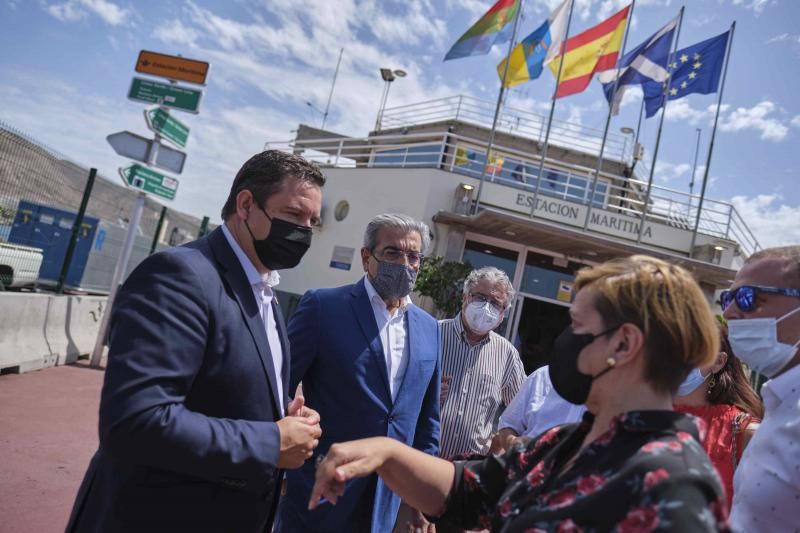 Román Rodríguez visita el Puerto de Los Cristianos