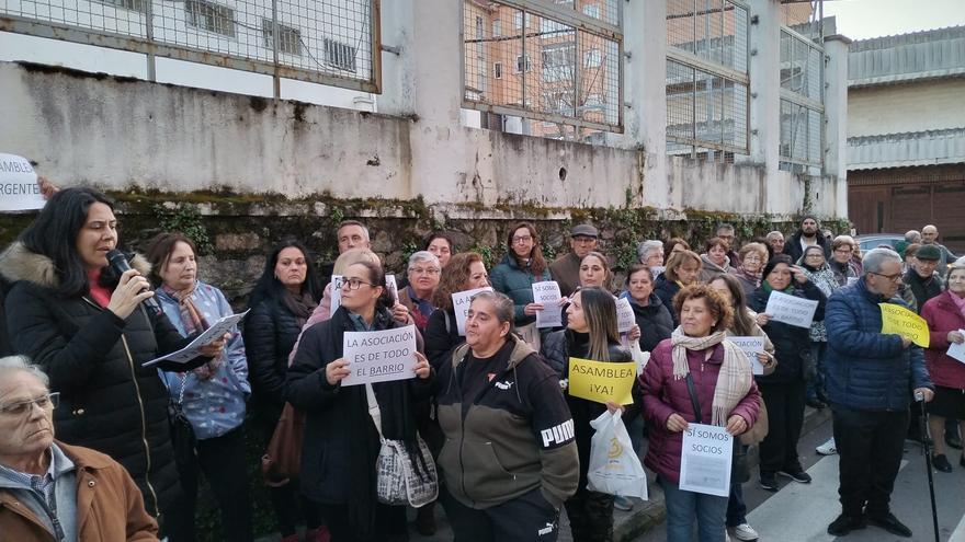 Multitudinaria concentración ante una asociación vecinal de Plasencia