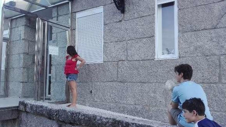 Puerta del centro de salud de Arcade, que será ampliado. // FdV