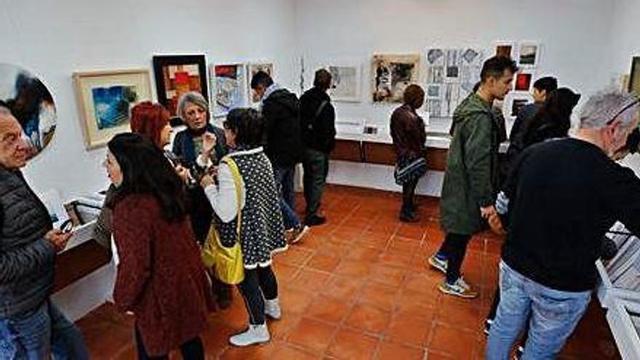 Decenas de personas acudieron ayer a mediodía a la inauguración del Supermercat de l'Art, ubicado en el espacio Garden Art Gallery.
