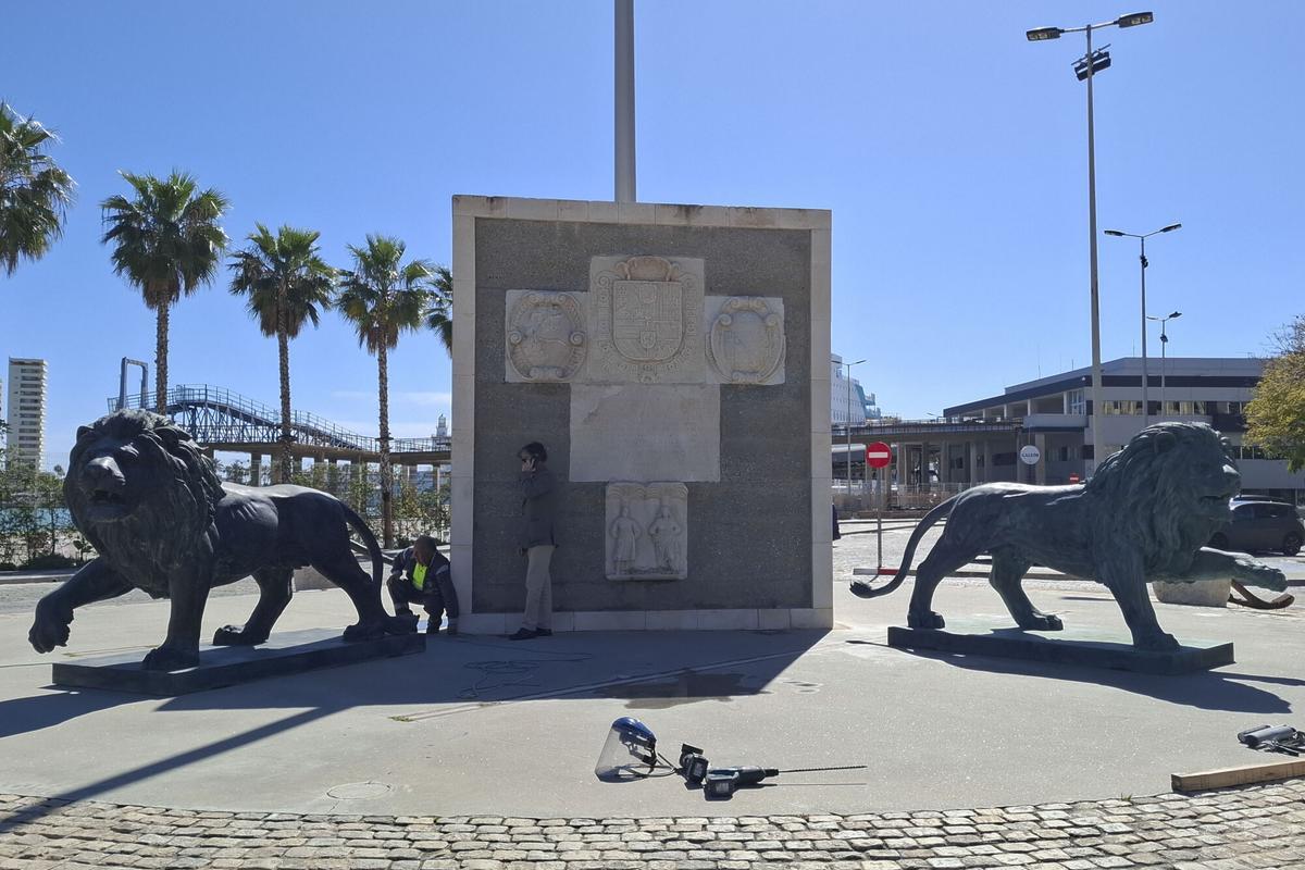 Málaga ha empezado a instalar este miércoles  el polémico conjunto escultórico del puerto