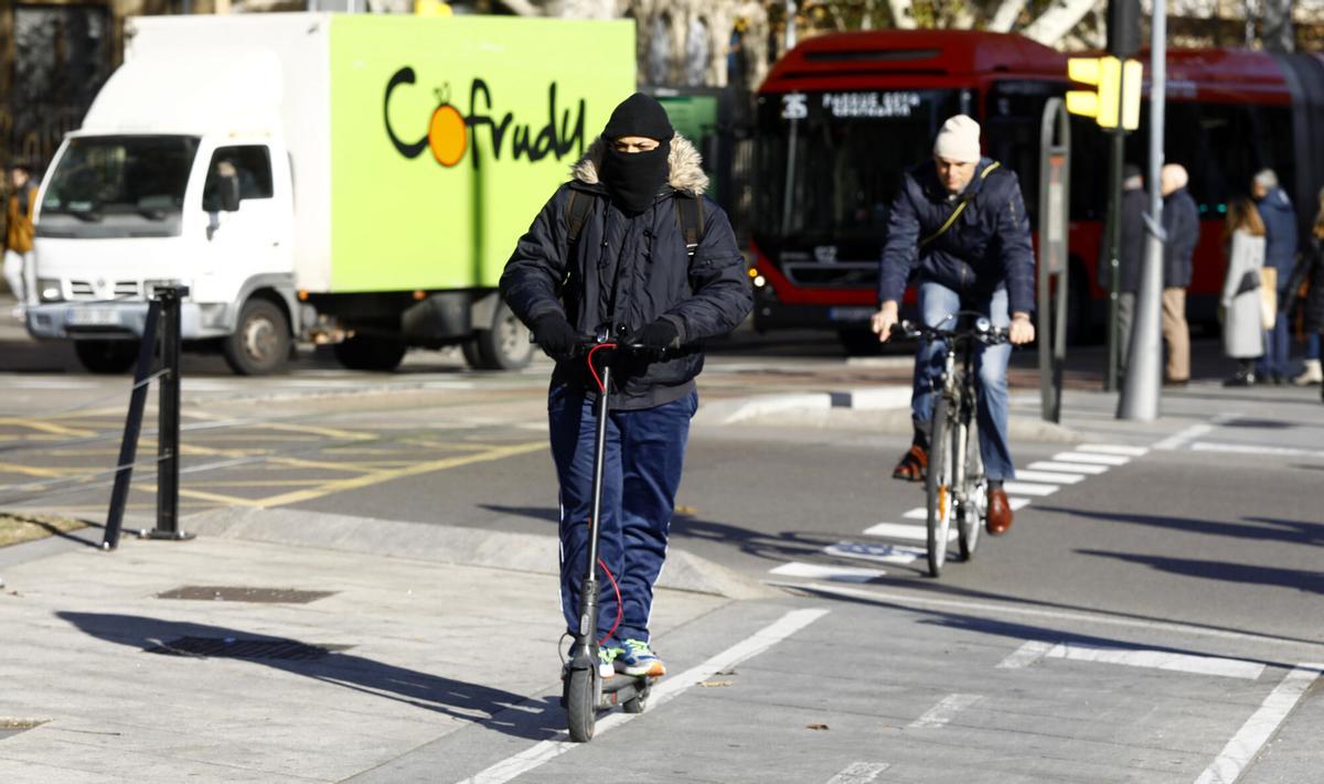 Un usuario de un patinete en una imagen de archivo en Zaragoza