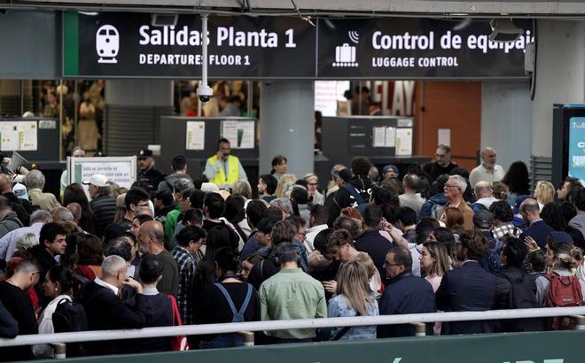 Viajeros en la estación de Atocha después del apagón eléctrico del día 28
