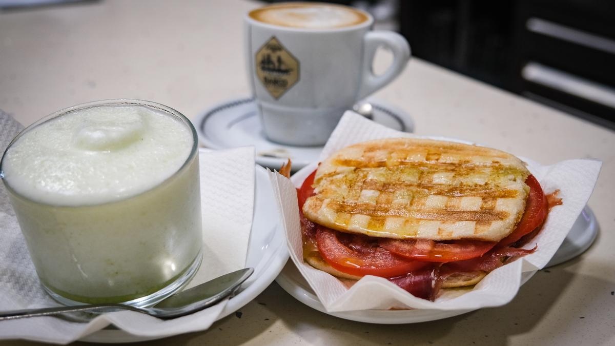 Montadito de jamón y tomate con granizado de melón de Jara. Helados &amp; Café.