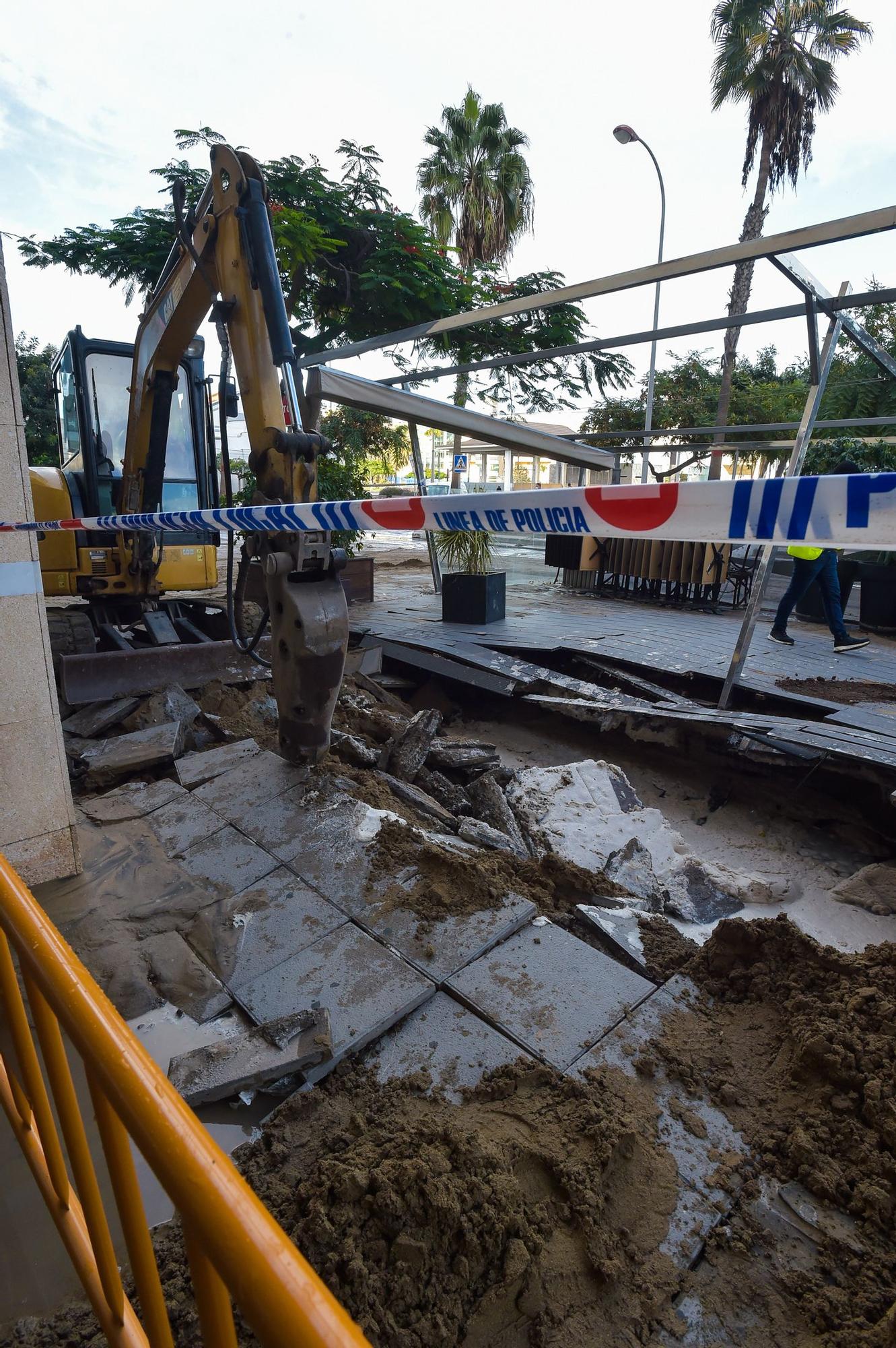 Rotura de una tubería junto a Casino Las Palmas y el hotel Lumm