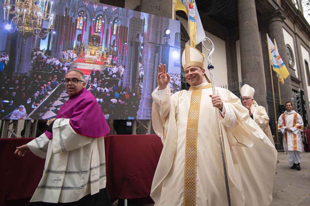 Eloy Santiago, en su ordenación como obispo de Tenerife el 1 de mayo pasado junto al delegado diocesano de Liturgia.