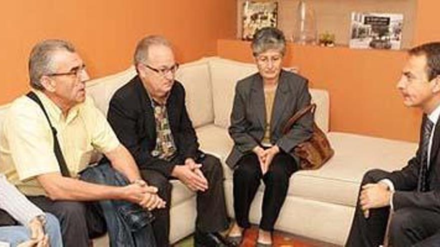 Zapatero, durante la reunión con los familiares.