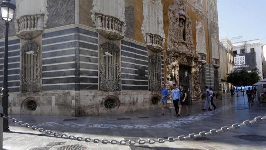 El palacio del Marqués de Dos Aguas se protege de los coches con una cadena