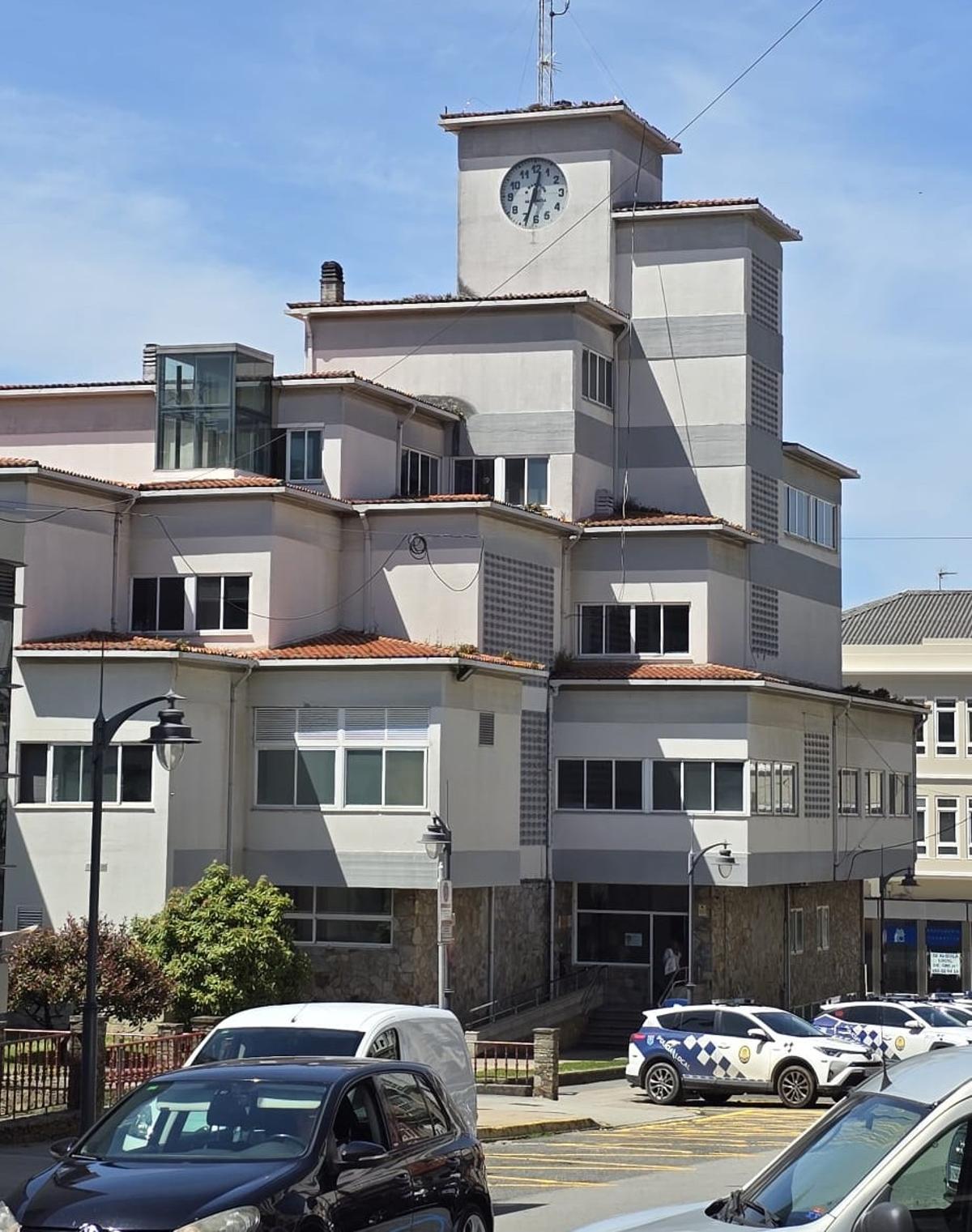 Parte traseira da casa consistorial de Carballo, construída en 1973.