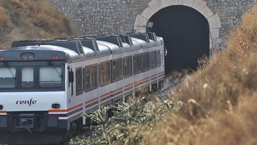 Las vías del tren, descubiertas, a su paso por el barrio de Altabix-Universidad.