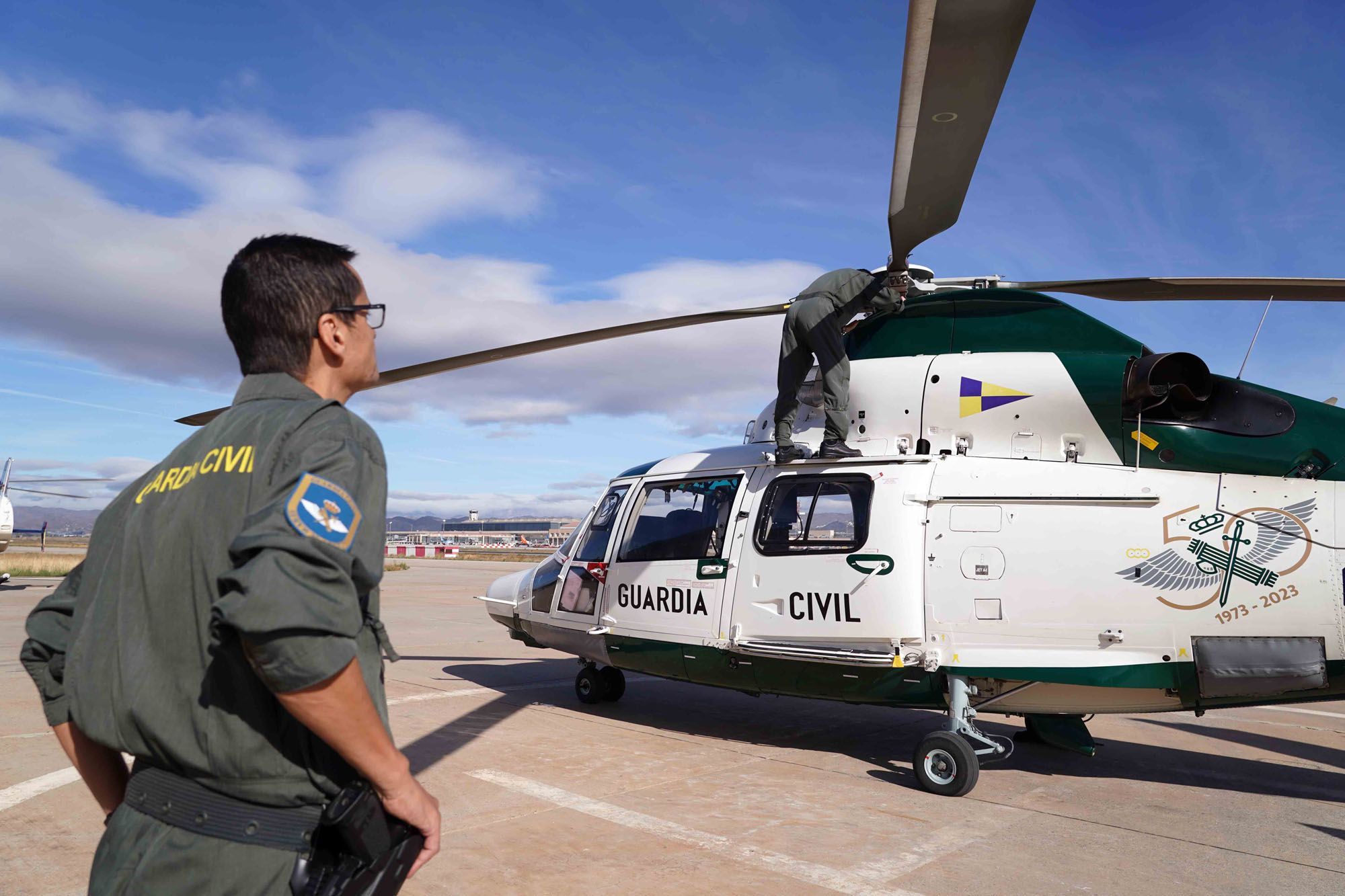 Vuelo de un helicóptero de la Guardia Civil sobrevolando Málaga durante el acto del Día del Veterano.
