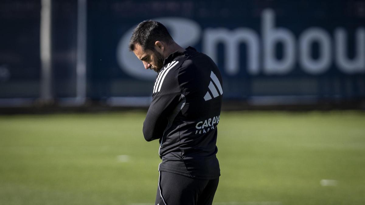Rubén Sellés, cabizbajo, durante un entrenamiento del Real Zaragoza.