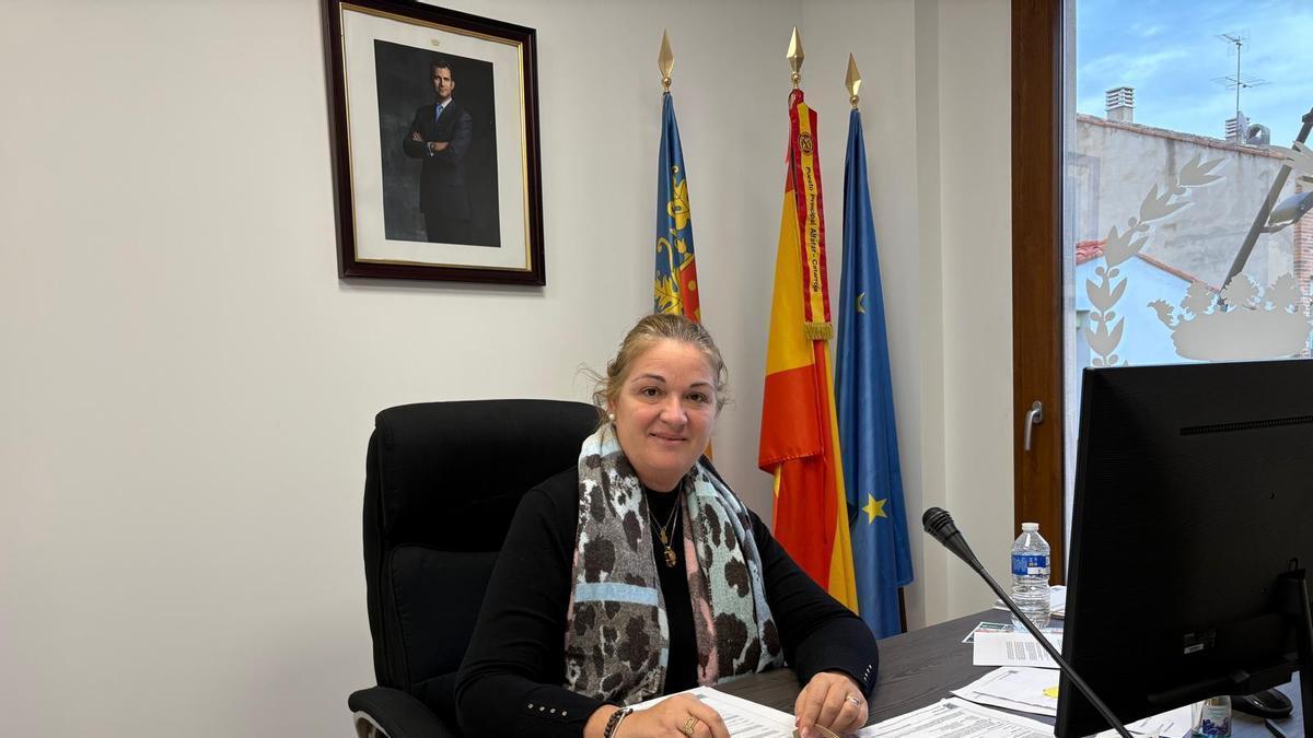 Paqui Llopis en el despacho de alcaldía, tras formalizar su renuncia.