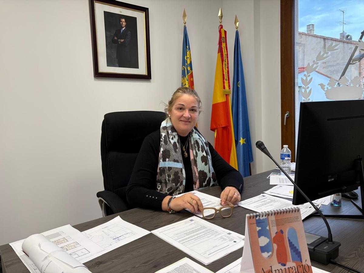 Paqui Llopis en el despacho de alcaldía, tras formalizar su renuncia.