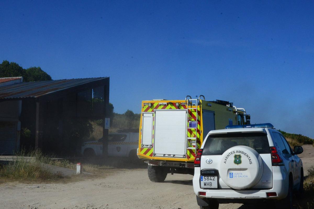 El primer incendio forestal del verano en O Morrazo quemó 3.500 metros cuadrados de monte raso en Cabo Udra, dentro de los terrenos de la Comunidade de Montes en Man Común de Beluso (Bueu). El primer incendio forestal del verano en O Morrazo quemó 3.500 metros cuadrados de monte raso en Cabo Udra, dentro de los terrenos de la Comunidade de Montes en Man Común de Beluso (Bueu).