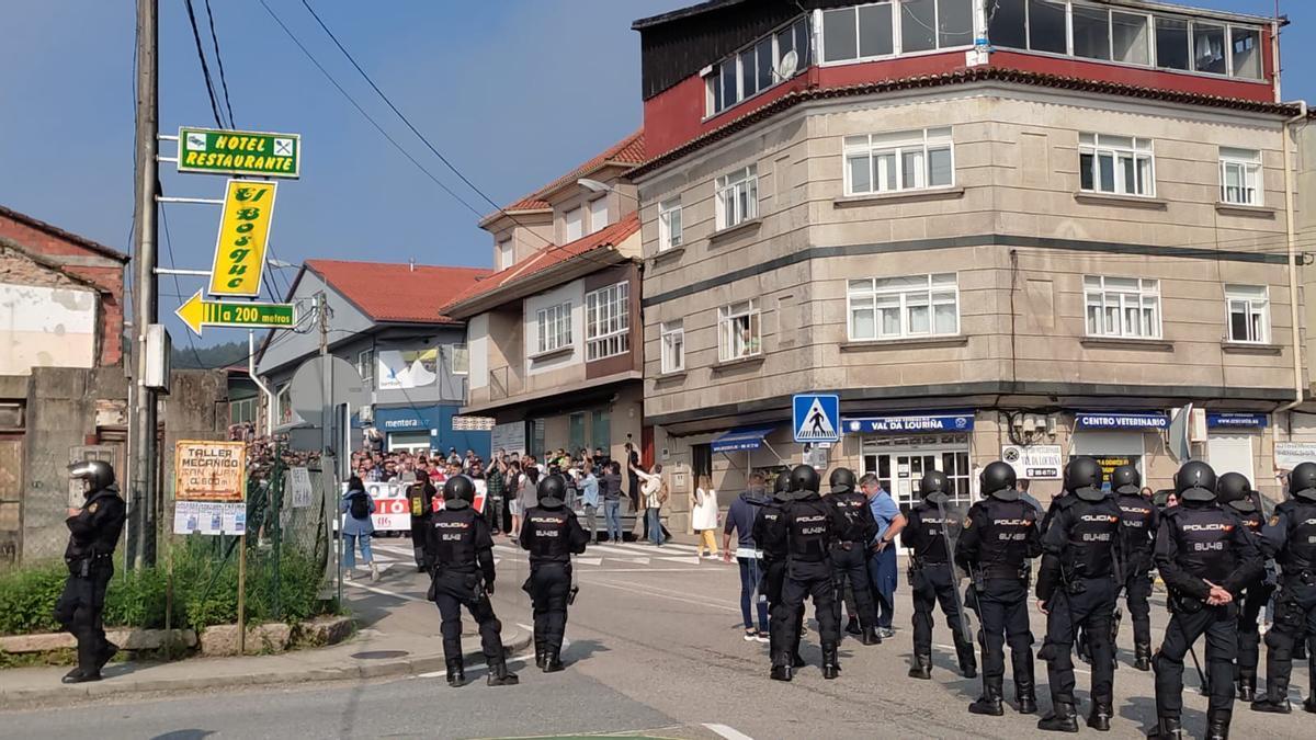 Los manifestantes, ante la barrera policial