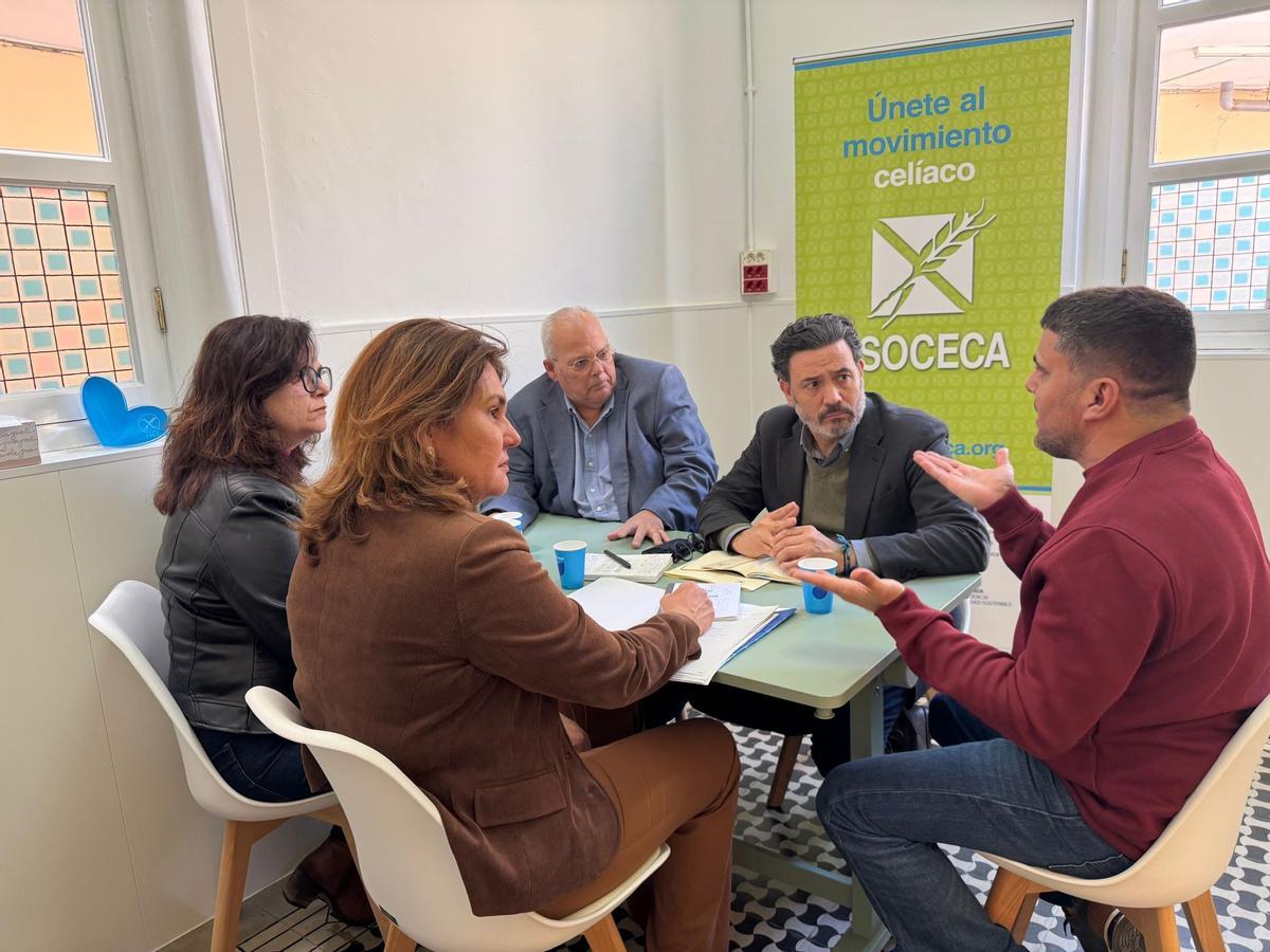 Representantes del PP se reúnen con miembros de la asociación de celíacos