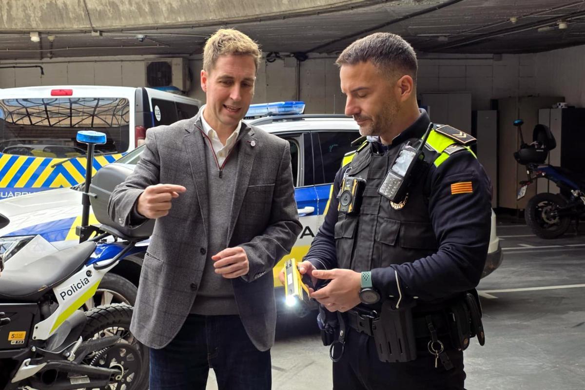 Les fotos de la presentació de les pistoles Taser de la Guàrdia Urbana de Figueres
