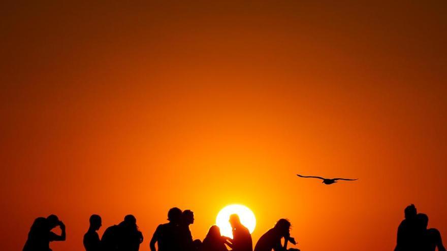 Atardecer en la playa. // EFE