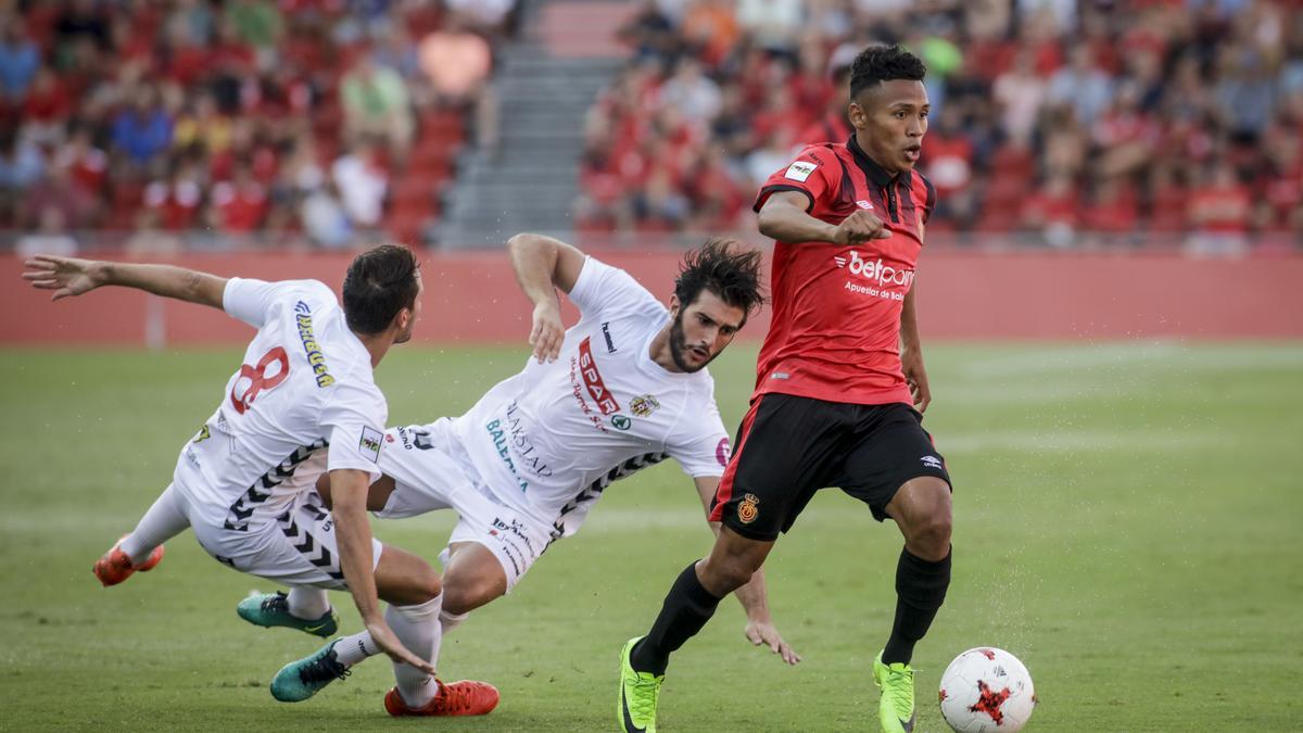 Reyna conduce el balón en un partido del Mallorca en la temporada 2017/2018.