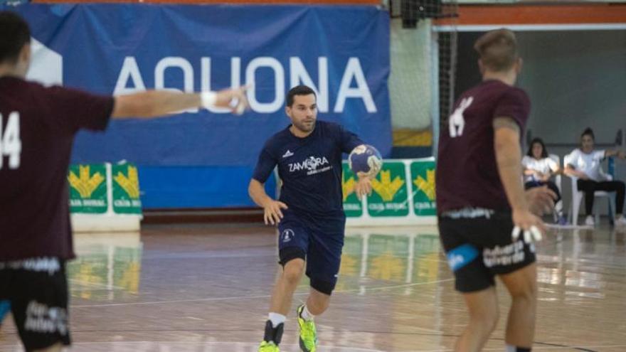 Octavio Magadán sube el balón frente a la defensa rival