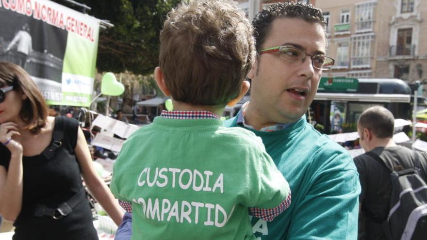 Un hombre con un niño en brazos, en un momento de la jornada.