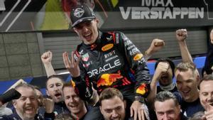 Max Verstappen celebra el seu quart títol mundial de fórmula 1 a Las Vegas. | MATT YORK / AP