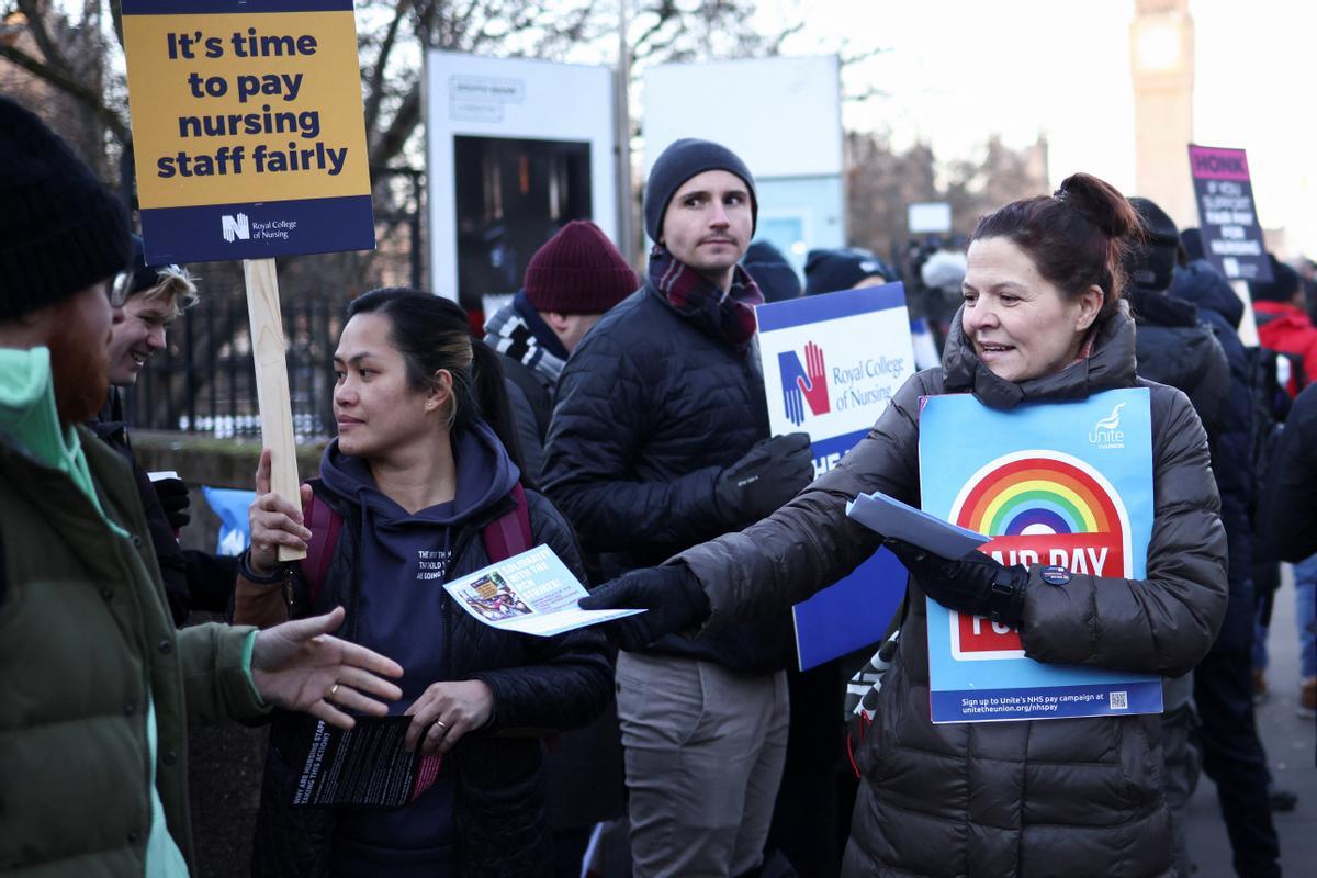 Protesta de enfermeras del sistema de salud público del Reino Unido (NHS, por sus siglas en inglés), frente al Hospital St. Thomas de Londres. Reclaman recibir un salario digno acorde con el trabajo que realizan.