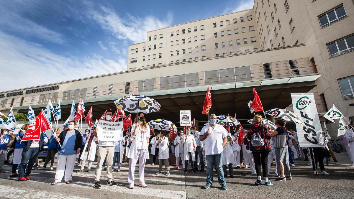 Imagen de la concentración a las puertas del Hospital General de Alicante