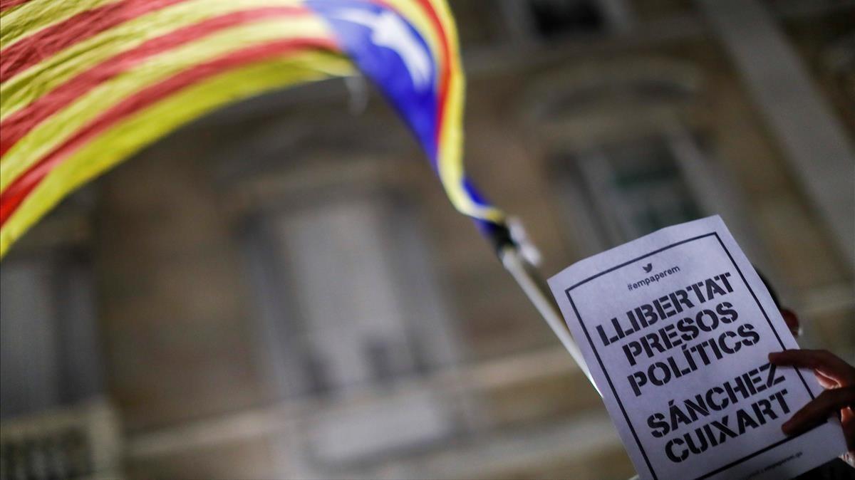 zentauroepp40565059 a protester holds up a paper reading   freedom political pri171017101525