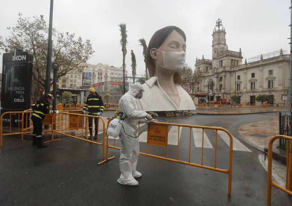 La UME desinfecta la plaza del Ayuntamiento de València por el coronavirus