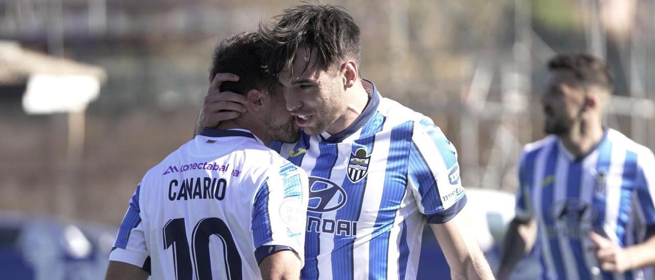 Manel Martínez y Canario celebran el primer tanto del conjunto blanquiazul.