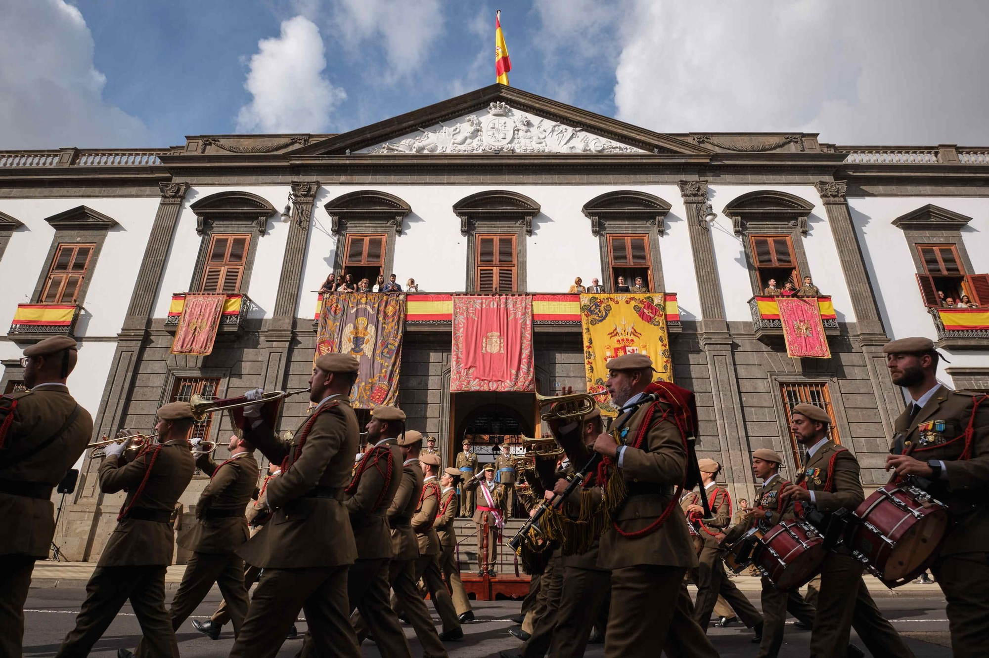 Desfile de tropas con motivo de la Pascua Militar en la plaza Weyler