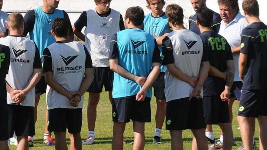 Milo Abelleira charla con los jugadores durante una sesión de trabajo. // Rafa Vázquez