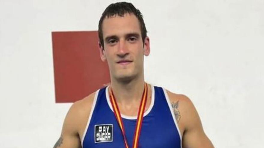 Álex Leautaud, del Box Gym Manresa, es penja l’or a l’estatal olímpic
