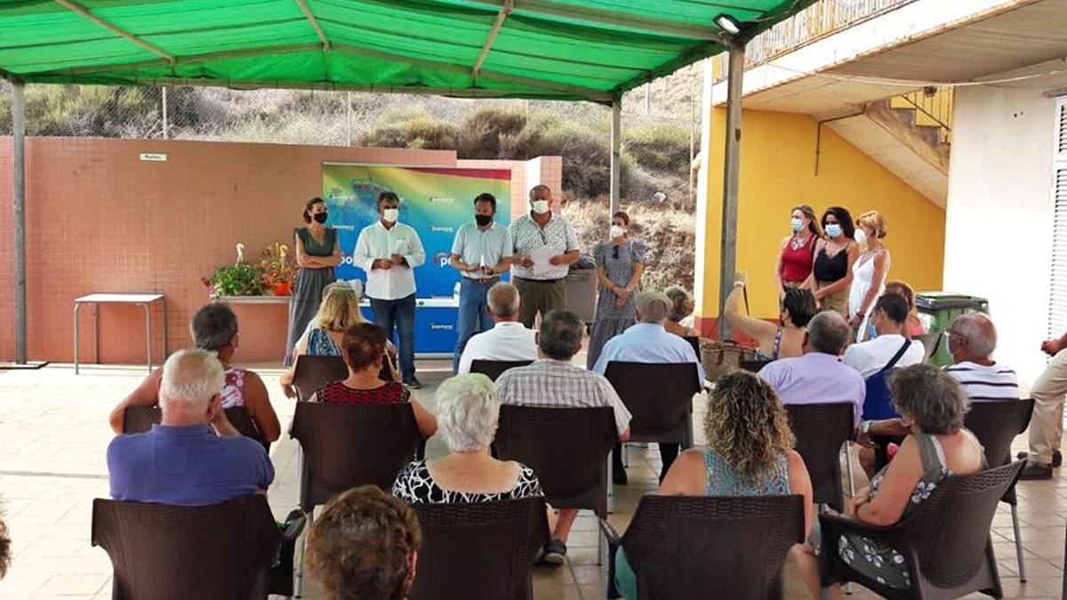 Los senadores del PP, junto
 a Fulgencio Gil, presidente 
popular en Lorca, ayer en
 Puntas del Calnegre.  pp