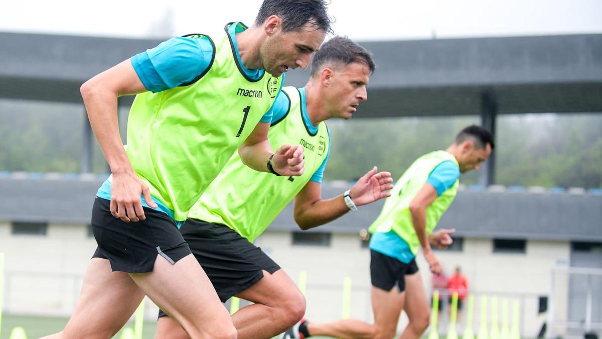 Los árbitros, durante uno de los ejercicios realizados durante la pretemporada.