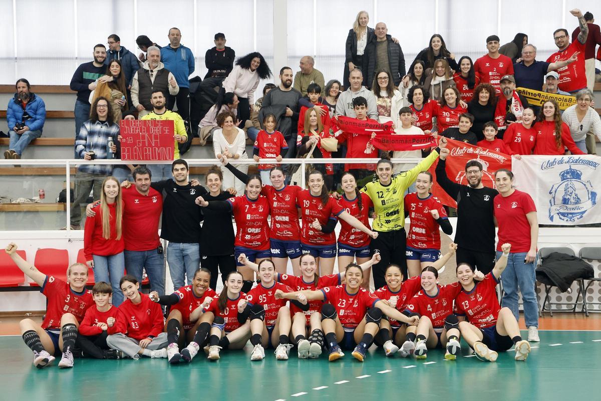 Derbi de balonmano entre el Mecalia Guardés y el Orbe Zendal Porriño, en imágenes