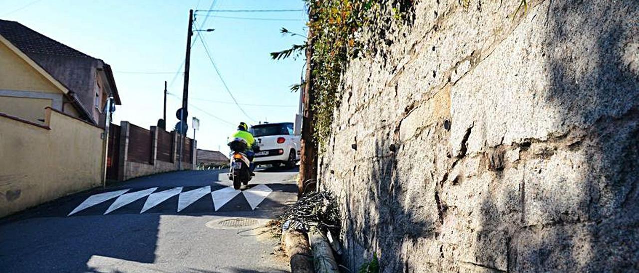 El poste derribado (a la derecha) sigue arrimado al muro.   | // G.N.