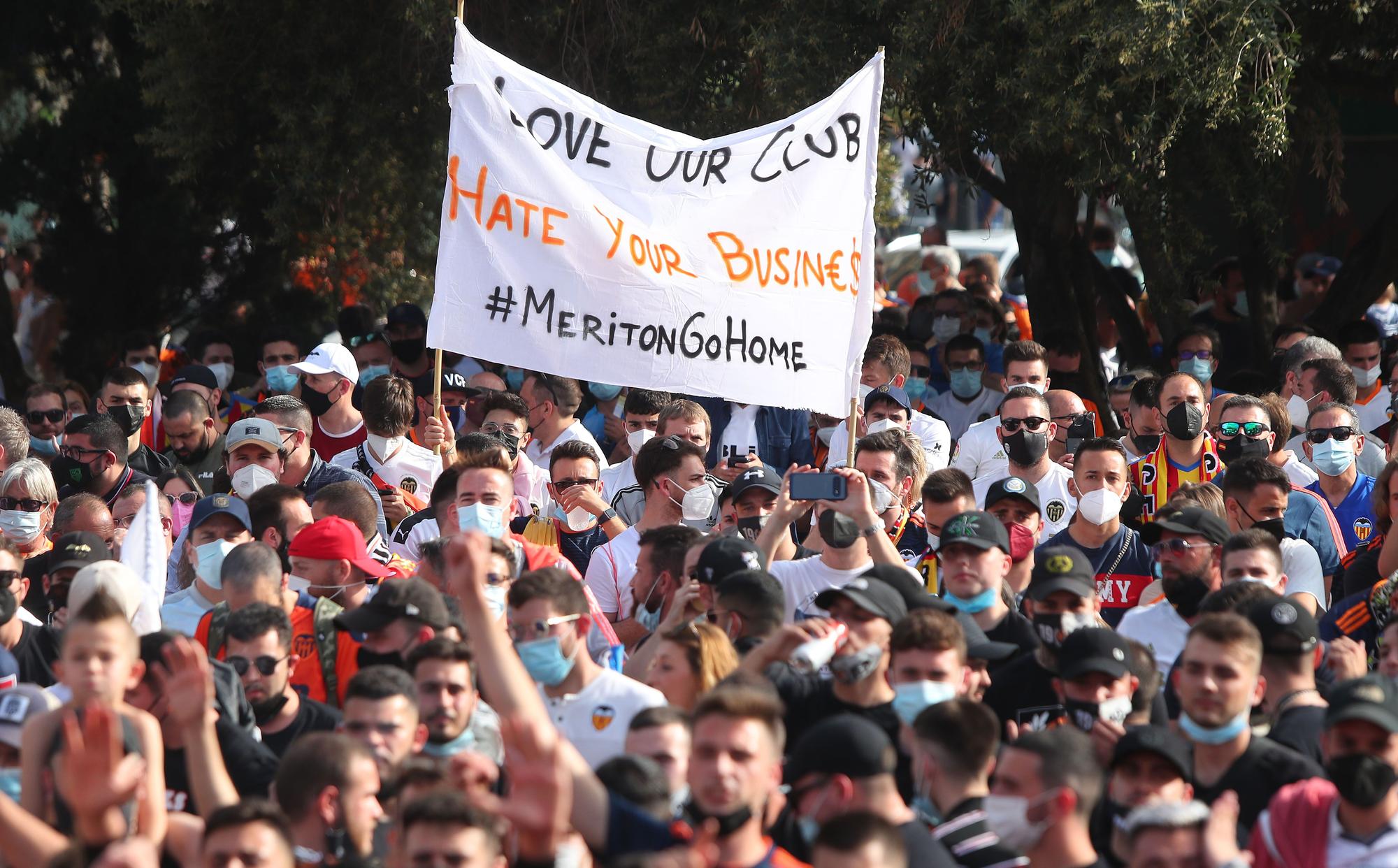 Las imágenes de la marcha de la afición valencianista contra Lim