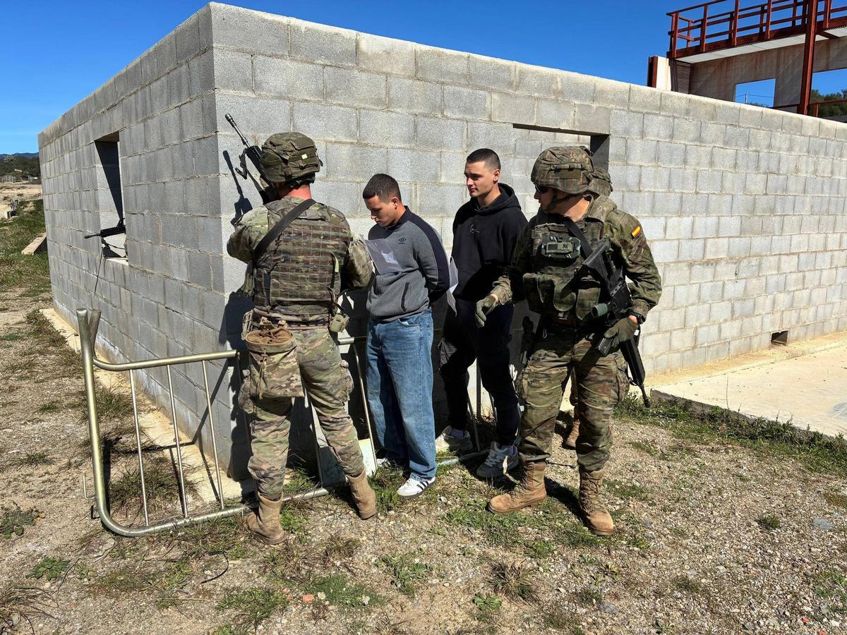 Les imatges del curs per conèixer com actuar en zones de conflicte a la base de Sant Climent